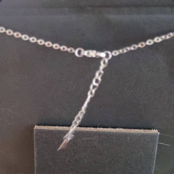 Elegant Silver Necklace with Green Gemstone - Picture 3 of 3